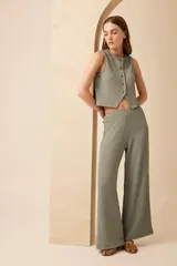 Pantalón palazzo negro de tela de punto arrugada.