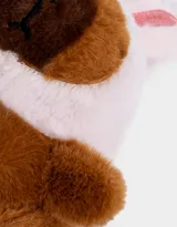 Llavero de peluche con forma de capibara disfrazada de conejo, con detalles en rosa y marrón. Incluye gancho metálico para colgar en carteras, mochilas o bolsos.