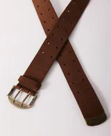 Cinturón de cuero negro de ancho medio con doble hilera de agujeros. Posee hebilla metálica de doble hebijón y puntera metálica reforzada.