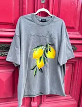 Remerón color beige de corte oversize con estampado de limones y la palabra "Amalfi" en cursiva.