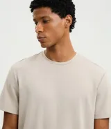 Remera deportiva masculina color azul marino, de corte comfort, cuello redondo y manga corta. Confeccionada en tech fleece con tecnología Dry, que permite la transpiración y secado rápido.