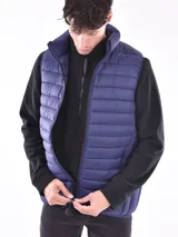 Chaleco negro acolchado con cierre frontal.
