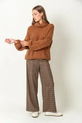 Sweater color marrón de mohair con cuello alto y mangas largas.