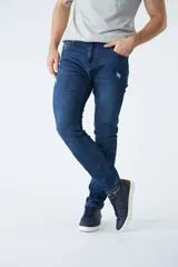 Pantalón jean celeste de corte recto, con cintura regular y tiro medio. Tiene roturas y logo bordado.