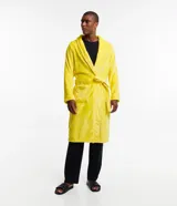 Bata de baño amarilla de fleece con mangas largas, bolsillos y lazo en la cintura. Tiene un bordado de Bob Esponja en la espalda.