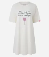 Camisón corto de algodón color crema, con cuello redondo y mangas cortas. Estampa frontal con la frase "Have you drank some wine today?" y una copa de vino.