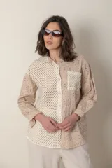 Camisa italiana color beige con broderie, apliques calados y lurex en bolsillos y frente.