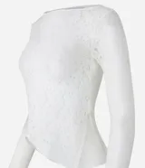 Blusa de manga larga confeccionada en encaje floral texturizado, con forro y bajo asimétrico.