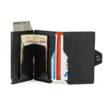 Billetera doble de tela X-Pac negra con doble caja de aluminio incorporado con sistema de deslizamiento para tarjetas. Tiene espacio para 10 tarjetas, 2 tarjetas adicionales en los bolsillos laterales de cuero, espacio para libreta de conducir y de propiedad, y sección interna para llevar hasta 5 billetes.