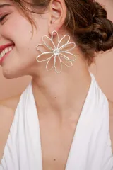 Aros colgantes plateados con forma de flor de crisantemo.