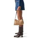 Cartera de hombro Guess modelo Cresidia, color beige con estampado del logo de la marca en relieve. Tiene correa ajustable y cierre superior.