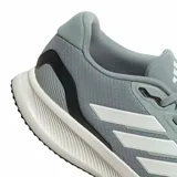 Championes de running Adidas Runfalcon 5, color gris claro con tres franjas laterales plateadas y mediasuela blanca con tecnología Cloudfoam.