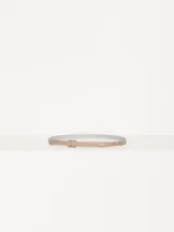 Cinturón fino de cuero color beige con hebilla metálica y detalle de labios dorados.