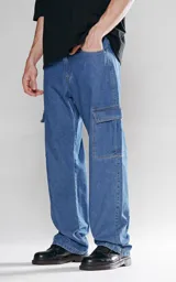 Pantalón cargo de denim rígido azul, con corte recto y siete bolsillos.