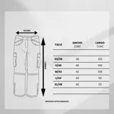 Pantalón de jean celeste con corte holgado y parches bordados de llamas en los bolsillos traseros.