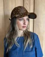Gorra tipo visera de cuero color celeste, talle único ajustable.