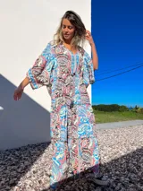 Túnica larga de mangas anchas con estampado de arabescos en tonos celeste, rosa, negro y beige.