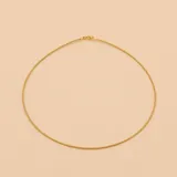 Gargantilla fina de oro amarillo 9k con diseño trenzado.