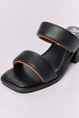 Sandalias negras de cuero con dos tiras anchas y taco cuadrado.