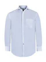 Camisa celeste a rayas verticales, de corte regular fit, con cuello italiano, manga larga y bolsillo en el pecho con logo bordado.