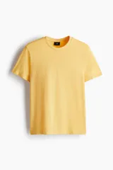 Remera amarilla de algodón liviano, corte estándar, con cuello redondo ribeteado y bajo recto.