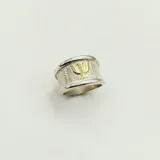Anillo ancho de plata con textura y bordes lisos, con el símbolo de psicología en oro 18k.
