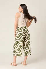 Pantalón palazzo corto con estampado de cebra en tonos verde y beige. El pantalón es tipo culotte, con cintura elastizada y cordón ajustable.