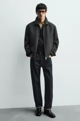 Bota de piel negra con cierre de cremallera lateral, horma cuadrada y tacón de 5 cm.