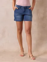 Short de jean azul elastizado, marca One Five One. Pretina con pasadores, botón y cierre. Delantera con bolsillos inclinados. Trasera con bolsillos simulados.