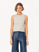 Musculosa blanca de algodón con cuello redondo y sisas amplias.