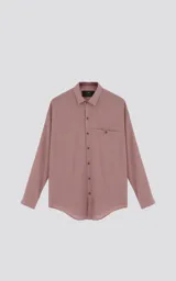 Camisa manga larga rosa con bolsillo con ojal y botón en delantero, de calce oversize confeccionada en textil plano fresco y liviano.