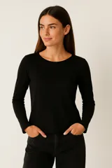 Remera de manga larga color blanco, de corte ajustado al cuerpo y cuello redondo.