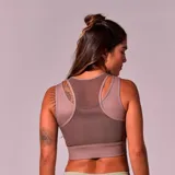 Top deportivo color marrón con espalda deportiva y paneles de malla.