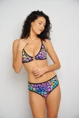 Corpiño de bikini triangular con estampado abstracto en tonos rosados y verdes, con aro metálico en el centro y breteles finos negros.