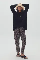 Pantalón de brocato con estampado paisley en tonos negro y marrón.