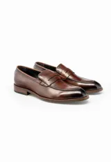 Mocasines de cuero color marrón con antifaz y suela de cuero.