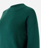 Buzo suéter femenino de tricot color verde esmeralda, con cuello redondo y puños ajustados. Confeccionado con viscosa certificada, poliéster y poliamida.