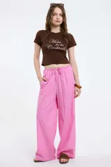 Pantalón palazzo de tiro alto con estampado a rayas verticales rosas y blancas, con cintura elástica ajustable con cordón.