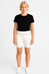 Short blanco de tiro alto con costuras a contratono.