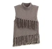 Chaleco tejido color gris con cuello alto y flecos.