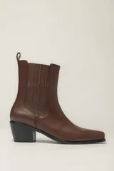 Bota texana de cuero color marrón con elástico lateral y taco cubano negro.