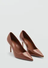 Zapato de tacón alto marrón charol, con punta fina y tacón de aguja.