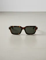 Lentes de sol unisex Adisa modelo Tigris Olive, con armazón cuadrado color carey y lentes polarizadas color gris oscuro.