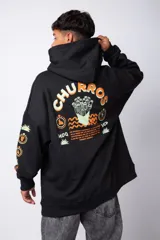 Buzo canguro gris claro de corte oversize, con capucha y cordones negros con letras blancas. Presenta un bolsillo tipo canguro y un estampado pequeño en el pecho y otro en la manga.