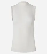 Blusa sin mangas en viscosa color blanco, con cuello alto y textura acanalada.