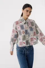Camisa de lino estampada con motivos de naipes en tonos azul, verde, rojo y blanco.