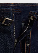 Pantalón de jean azul oscuro, corte wide leg, tiro medio y largo hasta el tobillo. Incluye cinturón con hebilla y cuatro bolsillos.