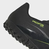 Championes de fútbol Adidas Predator Club diseñados para césped sintético. Cuentan con un exterior sintético negro con textura Strikeprint para mejorar el control de la pelota, detalles en color amarillo flúor y suela de caucho con tacos bajos.