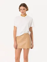Remera blanca de algodón de corte recto y mangas cortas.