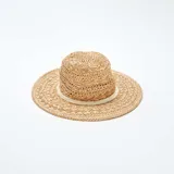 Sombrero de paja color natural con ala ancha y cinta blanca decorativa.